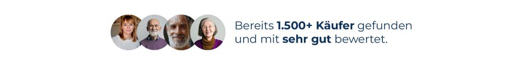 Vier Personen mit zufriedenen Gesichtsausdrücken, die zusammen posieren.