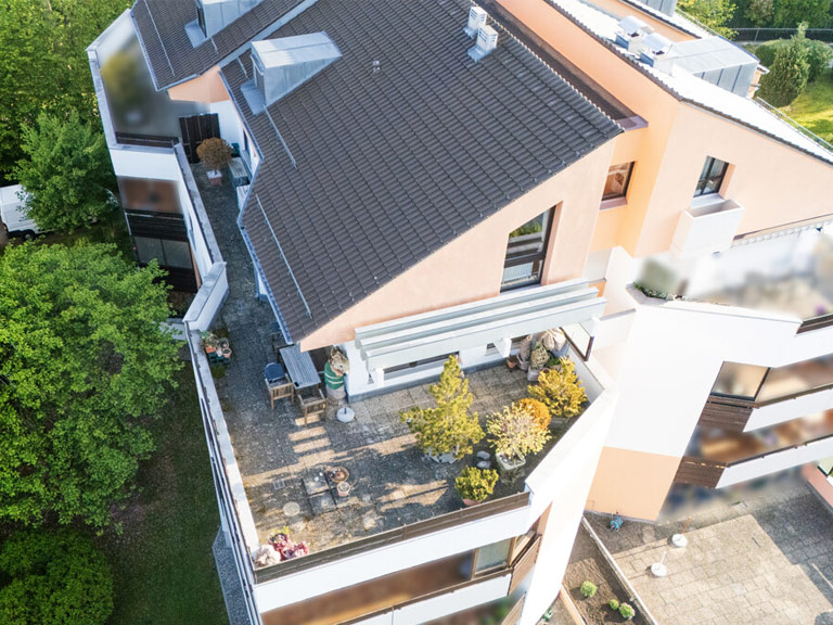 Über den Dächern von Augsburg-Göggingen zeigt sich eine 4-Zimmer-Wohnung mit großzügiger Dachterrasse und einem Wohnhaus mit ruhiger Lage.