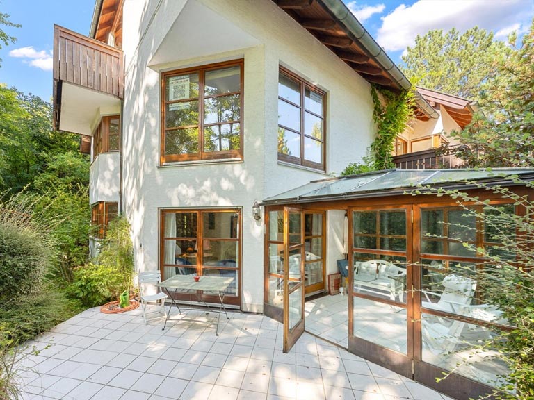 Helle Doppelhaushälfte mit verglastem Wintergarten, Terrasse und Garten im Immobilienangebot von Rohrer in München