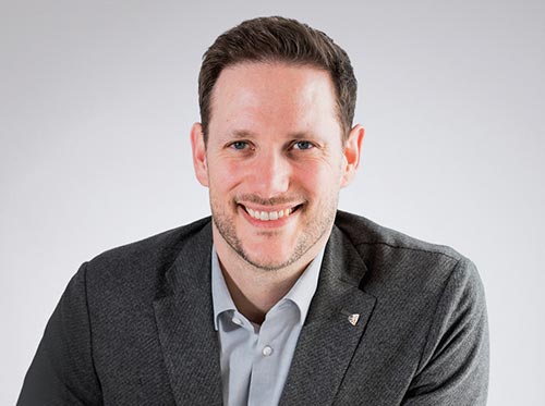 Ein lächelnder Mann im dunklen Sakko und hellen Hemd: Andreas von Westphalen, Partner Investment im Rohrer-Team für Anlageimmobilien.