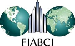 Logo der FIABCI mit zwei Weltkugeln und stilisierten Gebäuden in der Mitte.
